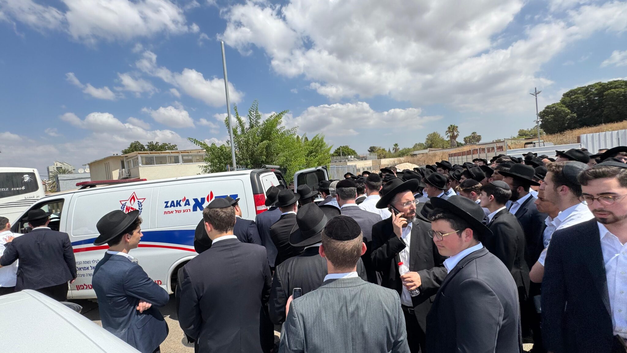 הלוויה קורעת לב לאברך הצעיר יעקב פינטו הי״ד - בדלתיים סגורות